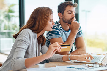 Obraz premium Credit card, couple and laptop for finance, budget and planning for mortgage, investment and payment. Home, transaction and man with woman, pc and banking for online shopping, taxes review or economy