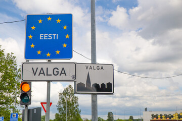 Strassenschilder an dem Innerstädtischem Grenzübergang zwischen Estland und Lettland in der Stadt Valka / Valga.
