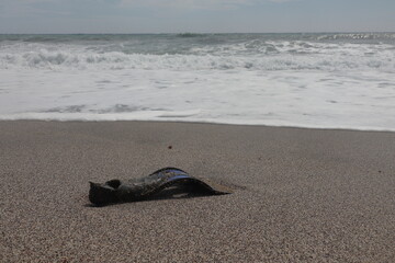 restos basura arrojada al mar