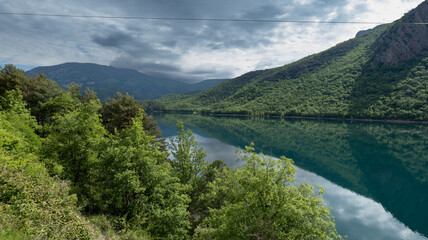 pantano entre montañas