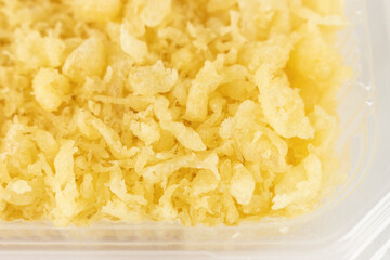 惣菜の容器に入ったたくさんの天かす