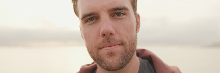 Obraz premium Close-up of young man standing on the shore and looking at camera