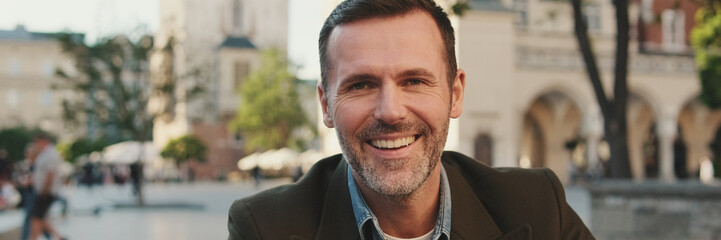 Obraz premium Close-up of man looking at the camera and smiling, panorama