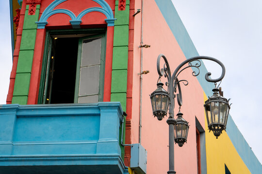 Paseo Caminito con su balc&oacute;n y sus paredes coloridas, en el barrio La Boca de la Ciudad de Buenos Aires, Argentina	