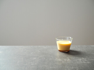 黒いテーブルの上のプリン