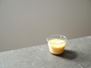 黒いテーブルの上に置いてあるプリン