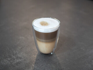 透明のグラスに入ったコーヒー