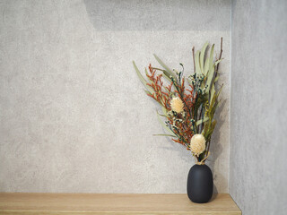 グレーの壁とドライフラワー