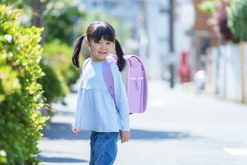 小学校に登校する小学生