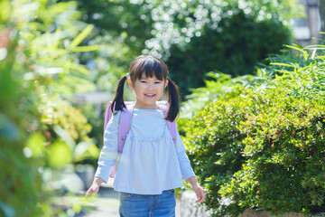 小学校に登校する小学生