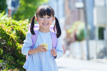 キッズケータイを使う小学生