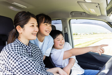 ドライブする家族　family driving