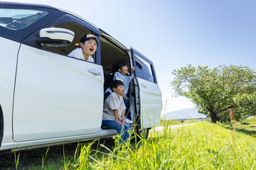 車の窓から顔を出す子ども
