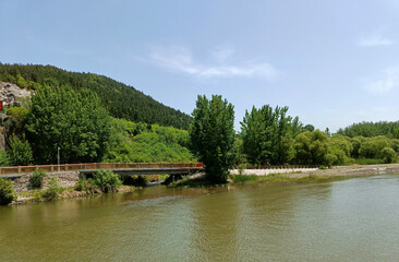 Obraz premium China, Luoyang, Longmen Grottoes, river bank near the grottoes 