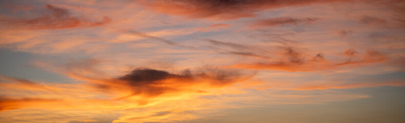 Obraz premium Sky gradient from blue to orange sunset