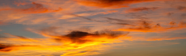 Obraz premium Sky gradient from blue to orange sunset