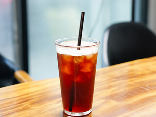 테이블 위에 놓인 아이스 아메리카노의 모습