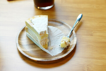 테이블 위에 놓인 조각 케이크의 모습