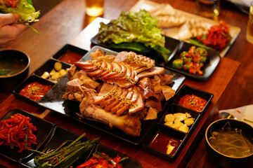 식탁 위에 놓인 족발의 모습