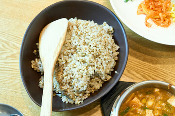 식탁 위에 보리밥이 놓여 있는 모습