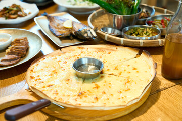 식탁 위의 고르곤졸라 피자를 확대한 모습