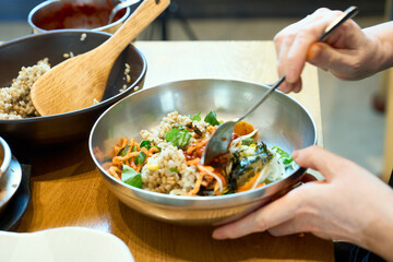 보리밥을 맛있게 비비는 모습
