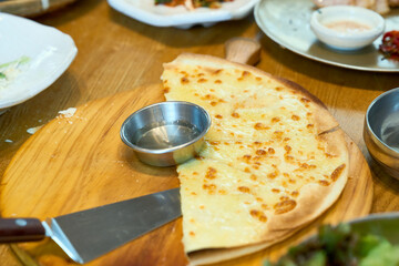 식탁 위에 놓인 고르곤졸라 피자와 반찬들