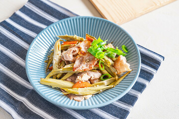 イタドリと豚肉の中華風炒め