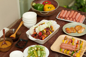Ceramic pan with meat and veggie kebabs