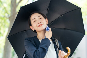 日傘をさす女性