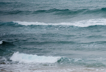 初夏の日本海の波