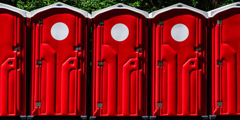 Obraz premium Rote Toilettenkabinen