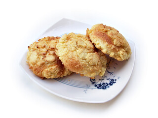 접시에 담긴 옛날빵 한접시