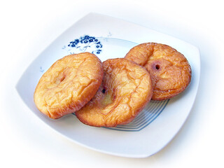 접시에 담긴 옛날빵 한접시