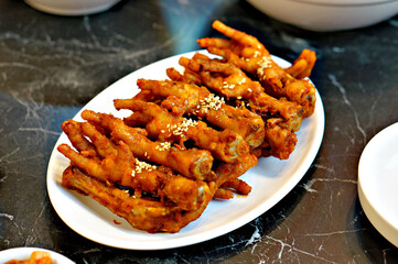 식탁 위에 닭발 한 접시가 올려진 모습
