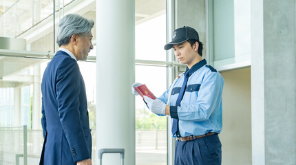 パスポートをチェックする警備員