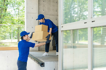 倉庫で荷物を運ぶ作業員