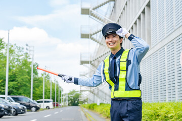 交通誘導する警備員