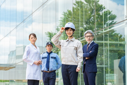 様々な職業の人々（エンジニア・ビジネスマン・研究者・警備員）