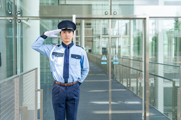 エントランスに立つ警備員