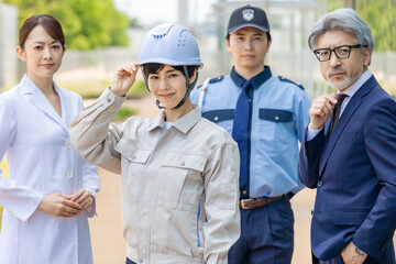 様々な職業の人々（ビジネスマン・エンジニア・研究者・警備員）