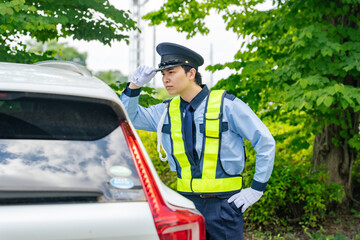 不審な車を確認する警備員