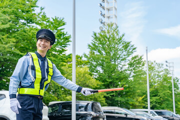 交通誘導する警備員