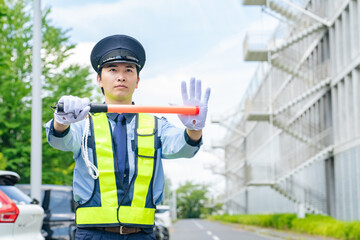 交通誘導する警備員