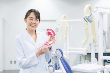 歯磨き指導をする歯科医師・歯科衛生士の女性