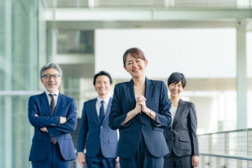 笑顔のビジネスパーソンのグループ