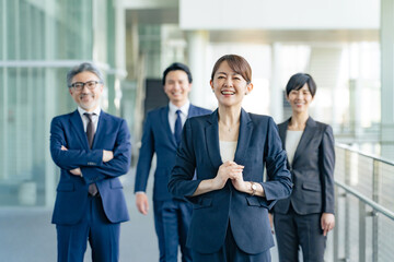 笑顔のビジネスパーソンのグループ