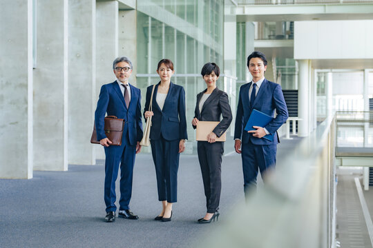 ロビーに並ぶビジネスパーソンのグループ