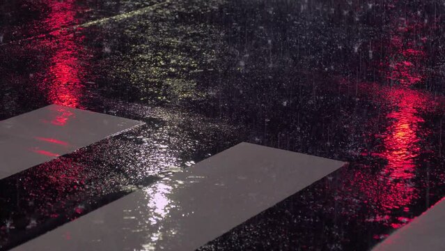 雨降りの夜 道路に反射する信号の光