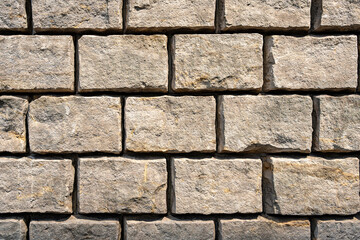 Große hellbraune Mauersteine einer Steinwand, Nahaufnahme, horizontal